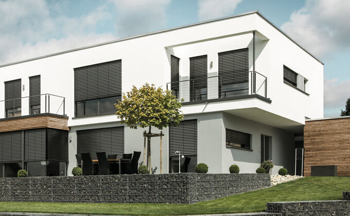 Haus mit Raffstoren vor den Fenstern
